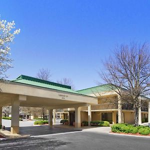Howard Johnson By Wyndham Greensboro Near The Coliseum